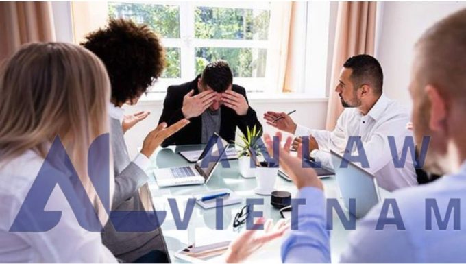 Photo Description of the Article: Labor Conflicts/ Labor negotiation